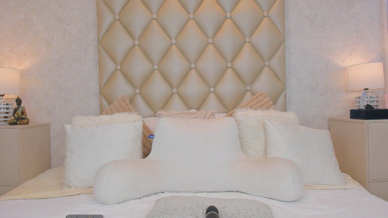 MiaaCaastro's Streamate show and profile