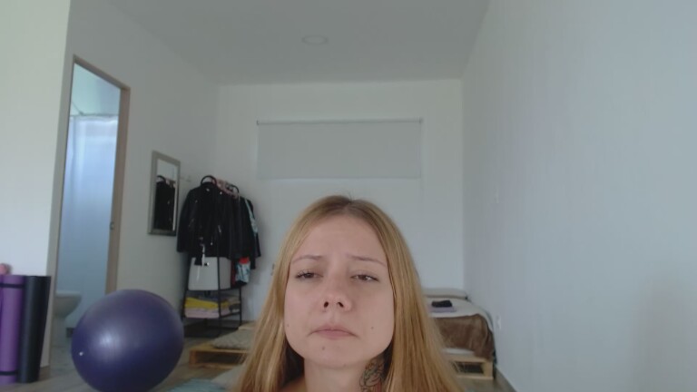 VicktoriaLou's Streamate show and profile