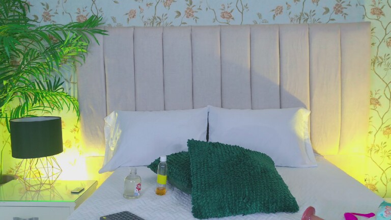 Vega_Sara's Streamate show and profile