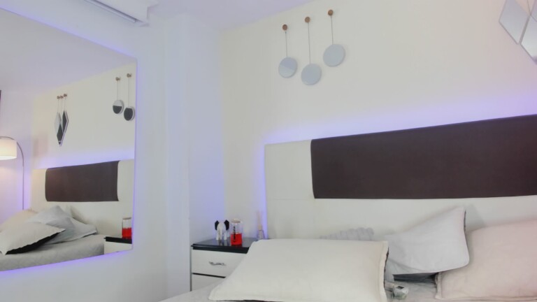 SkyLoren's Streamate show and profile