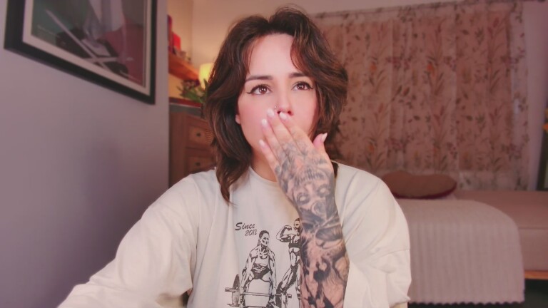 Aerin's Streamate show and profile