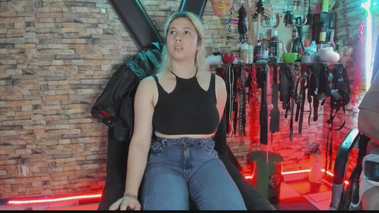 luna0102's Streamate show and profile