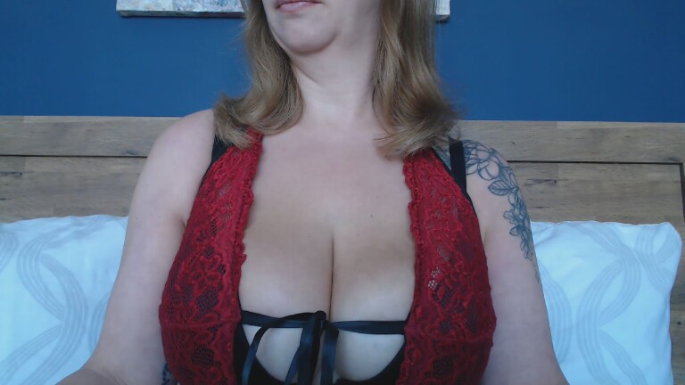 BustyBellaXoX's Streamate show and profile