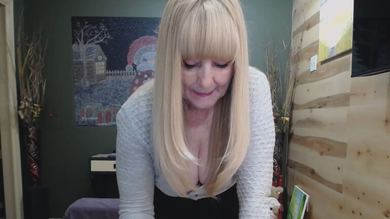 Adrianna_4u's Streamate show and profile